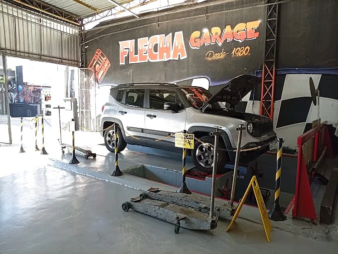 Veículo na área de alinhamento da Flecha Garage
