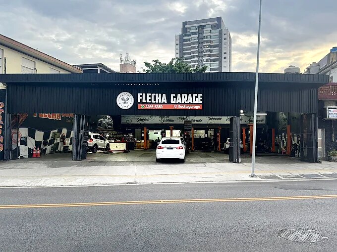 Fachada da Flecha Garage na Avenida Imirim